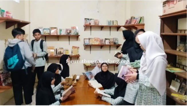 Gerakan Literasi dari TBM Rumah Literasi Berseri Hidupkan Budaya Baca-Tulis Siswa MTsS Persis Sumeda