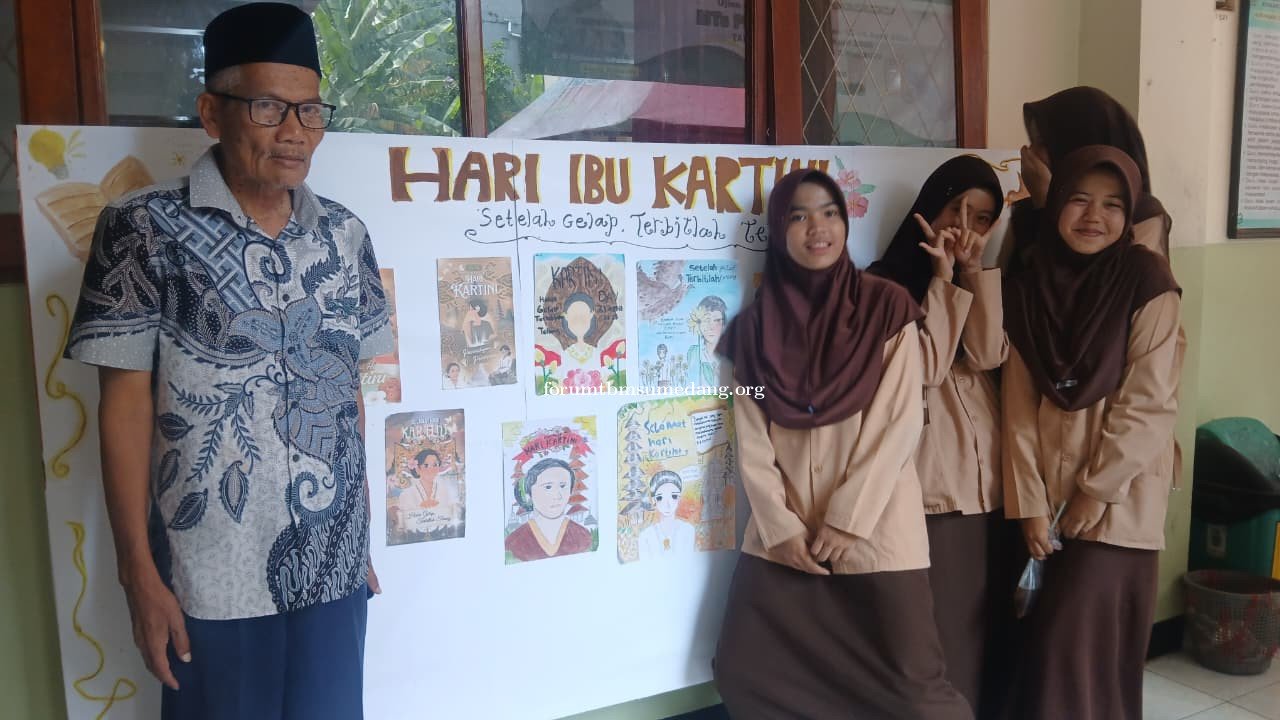 Majalah Dinding RG-UG MTsS Persis Sumedang Semarakkan Peringatan Hari Kartini