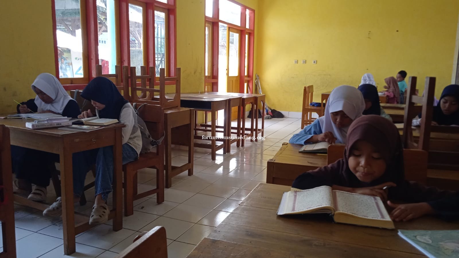 Praktik Baik Kelas Dua Idadiyyah MDTU Nurul Iman: Membaca Nyaring Al-Quran dan Hadits