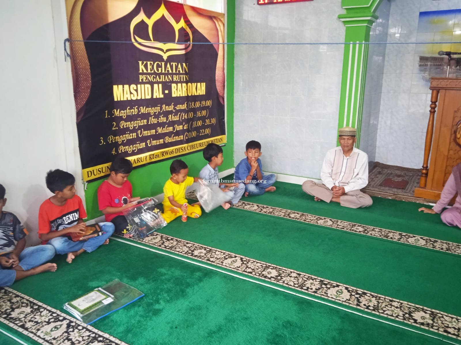 Menulis sebagai Ruang Ekspresi dan Penyembuh Psikologis: Kisah Guru Literasi dari Sumedang