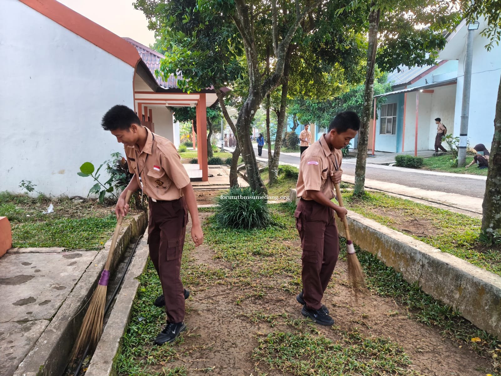 Mempraktikkan Enam Dasar Literasi, Kepala SRT 04 Sumedang Ajak Siswa dan PTK Gelar Kamis Bersih