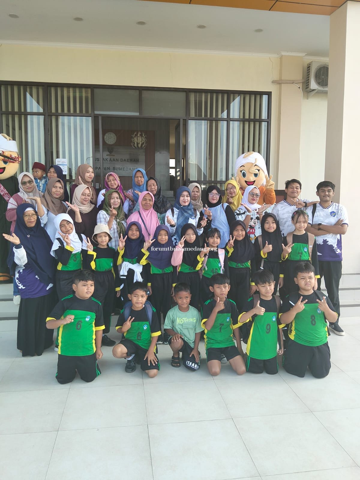 Jelang Kenaikan Kelas, Siswa Kelas II SDN Cibeureum III Ikuti Wisata Edukasi ke Perpustakaan Daerah 