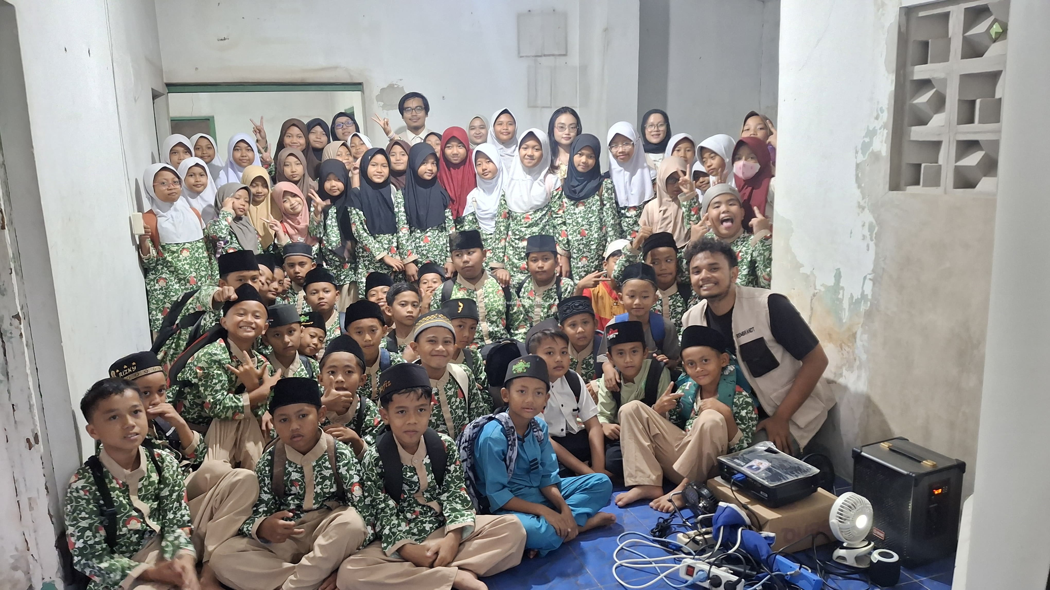 Literasi Sains Warnai KKN Mahasiswa IPB di Desa Cibeureum Wetan
